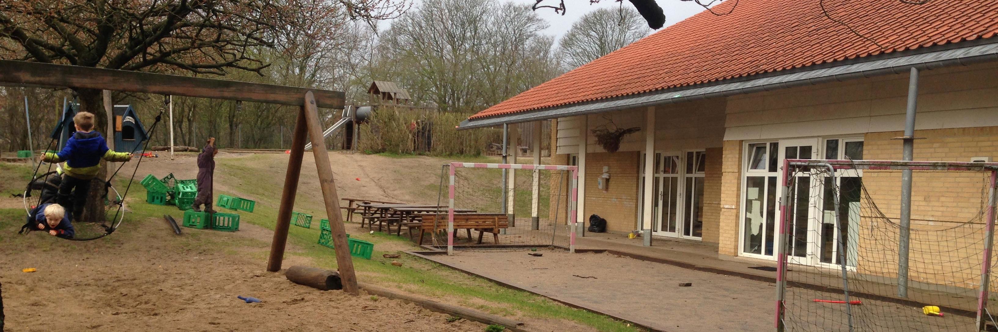 Børn på legepladsen i Børnehuset Midgaard
