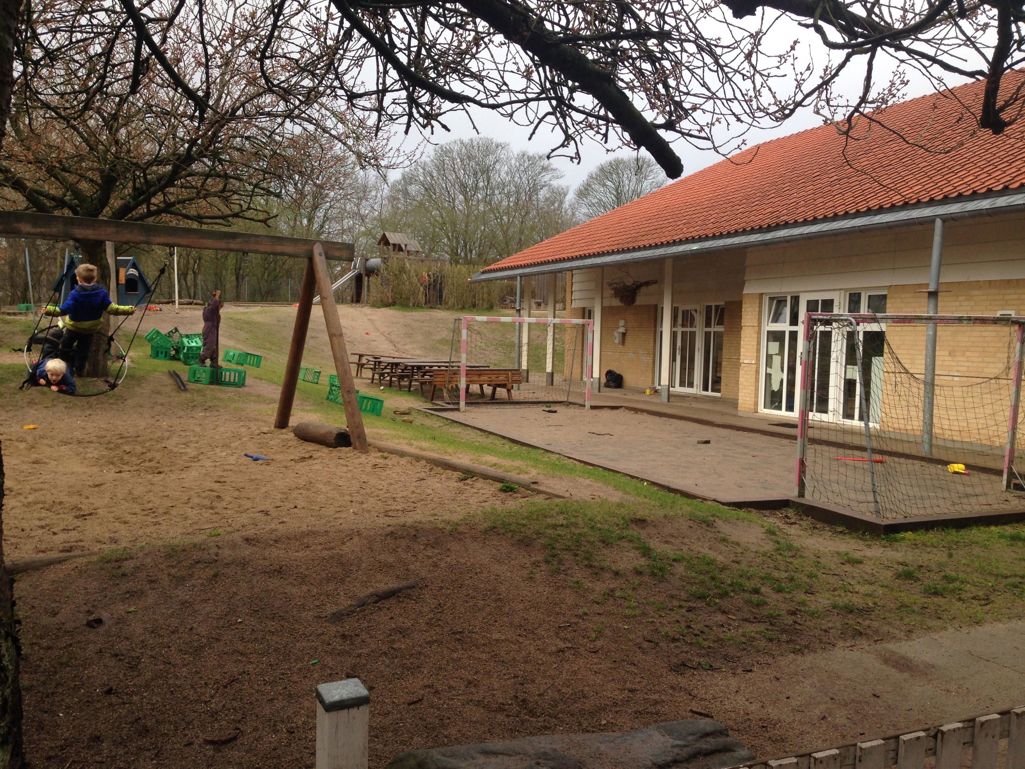 Børn på legepladsen i Børnehuset Midgaard