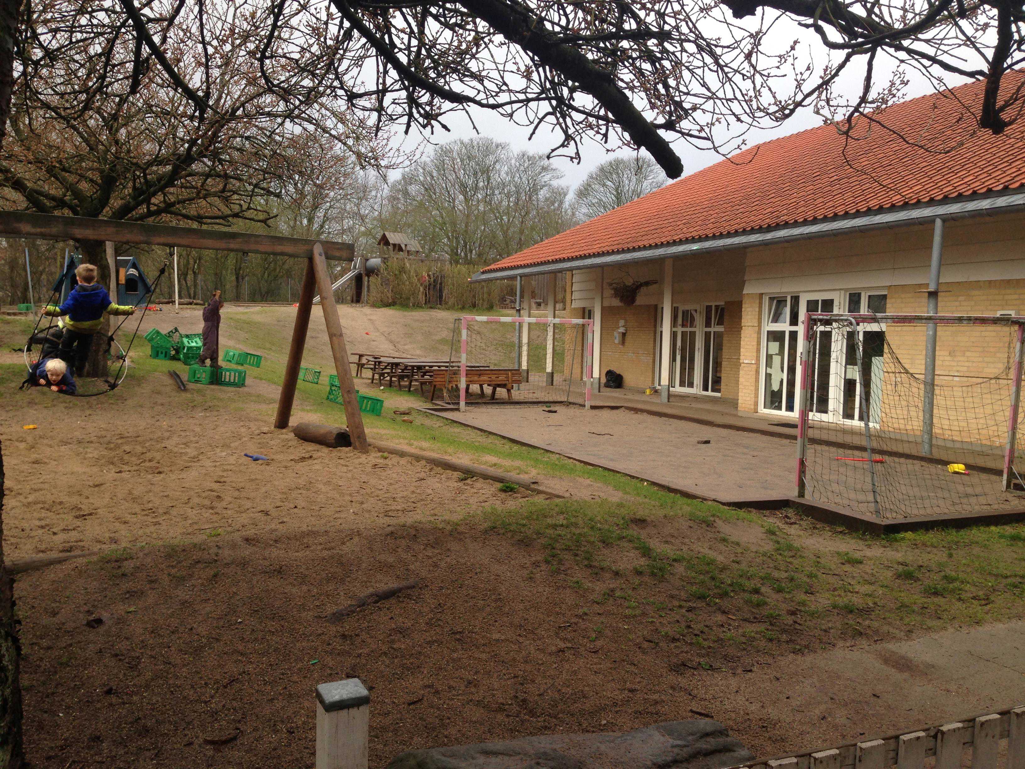 Børn på legepladsen i Børnehuset Midgaard